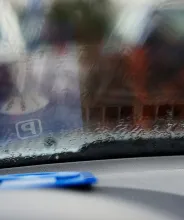 Parkeringsskiva i bilfönstret