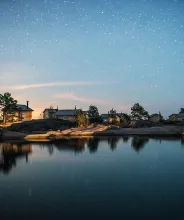  Timrade bodar på ön Klobben vid Silverskär Islands en stjärnklar och stilla natt.