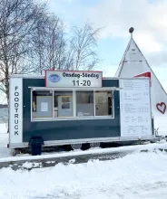 Lolo's Food Truck i Sjökvarteret under en snöig vinter.