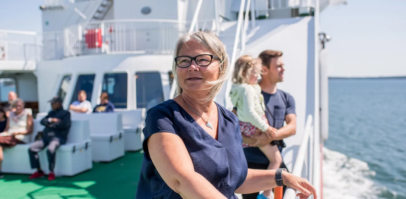 Kvinna ombord på Ålandstrafikens skärgårdsfärja.