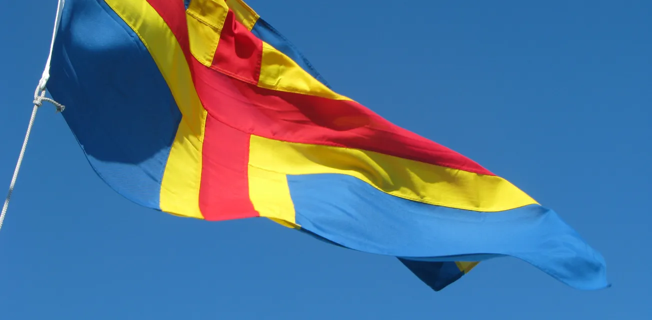Ålands flagga mot blå himmel.