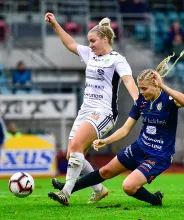 Närkamp i fotbollsmatch i Finlands högsta damliga med spelare från Åland United.