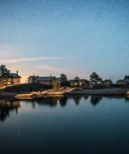  Timrade bodar på ön Klobben vid Silverskär Islands en stjärnklar och stilla natt.