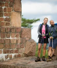Par med vandringsstavar vid fästningsruinerna i Bomarsund.