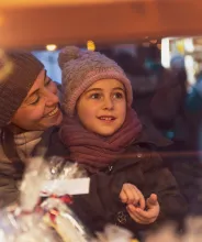Kvinna och barn på julmarknad.