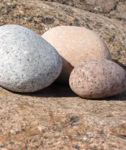 Stenar på röd granit.