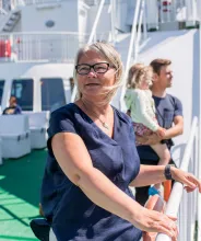 Kvinna ombord på Ålandstrafikens skärgårdsfärja.