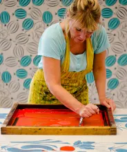 Ann Eriksson visar textiltryck vid SALT.