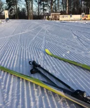 Skidor och stavar vid konstsnöspåret vid Ålands skid- och skidskyttecentrum.