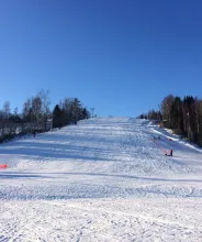 Vy från slutet av backen vid Germundö Alpin en solig dag.