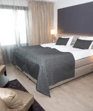 Interiör från Superior-rum vid Hotell Pommern i Mariehamn.