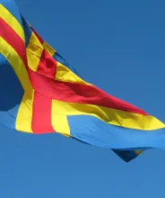 Ålands flagga mot blå himmel.