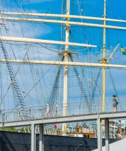 Personer på gångbron över till fartyget Pommern i Mariehamn.