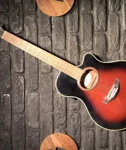 Gitarr mot televägg.