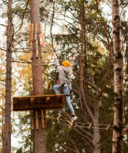 Barn som klättar vid äventyrsbanan Flow Park på hösten.