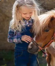 Flicka med ponny.