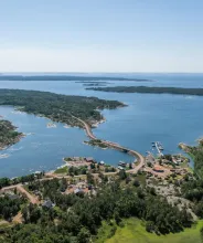 Flygfoto över skärgårdshamn på Åland.