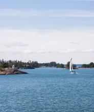 Segelbåt bland öarna i Ålands skärgård.