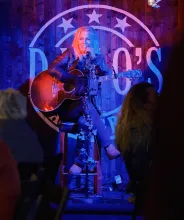 Kvinnlig trubadur på Dino's rockbar & Grill.