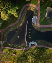 Flygfoto över sedimentationsdammen i parken nedanför Ålands kulturhistoriska museum i Mariehamn.
