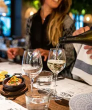 Häller upp vin i glas vid restaurangen Boquerian i Mariehamn.