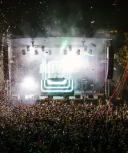 Stadsfestivalen Rockoff i Mariehamn, utsikt över scenen och publikhavet.