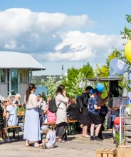 Folkvimmel som köar till food truck under firandet av självstyrelsens 100-årsjubileum på Åland.