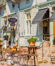 Mysig träfasad vid Viktor Craft & Design och Café Viktor i Mariehamn.