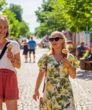Kvinnor som äter glass på gågatan i Mariehamn.