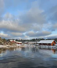 Silverskärs hamn i vinterskrud, redo att ta emot julbordsgäster.