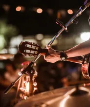 Musikerna spelar rockmusik på scenen, det är en publik full av människor som tittar på konserten.