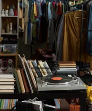 Interiör från butik med second hand-fynd.