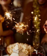 Närbild på sprakande tomtebloss vid nyårsfirande.
