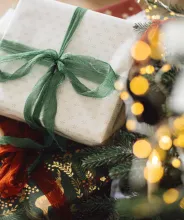 Julklappar under granen.