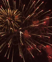 Färgglada nyårsfyrverkerier.