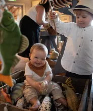 Barn som leker med leksaksfiskar i Ålands jakt- och fiskemuseum.
