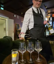 Sommelier häller upp vin för vinprovning i Telegrafens vinbar.