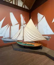 Modell och illustrationer i utställningen i museet i Sjökvarteret.