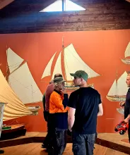 Interiör från Sjökvarterets museum med modeller och illustrationer av olika båtar.