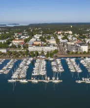 Flygfoto över MSF gästhamn och Club Marin i östra Mariehamn.