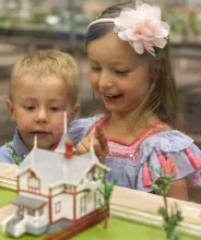 Barn tittar på miniatyrmodellerna i Mariehamnsmuseet.