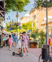 Gågatan Torggatan i Mariehamn sommartid.
