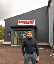 Jesper Svanfelt-Lindén, vd Svinryggen, utanför Emmaus byggåterbruk.