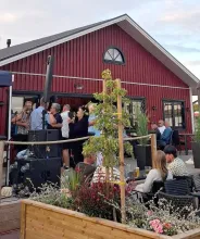 Fullsatt på terrassen hos Lolo's Hamnkök under en konsertkväll.
