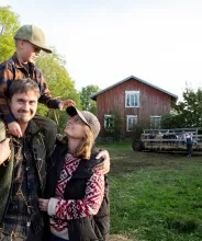 Familj som besöker gård under Skördefesten på Åland.