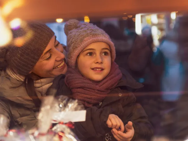 Kvinna och barn på julmarknad.