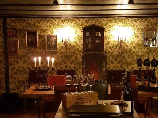 Interiör från vinsmedjan vid Kvarnbo Pensionat.