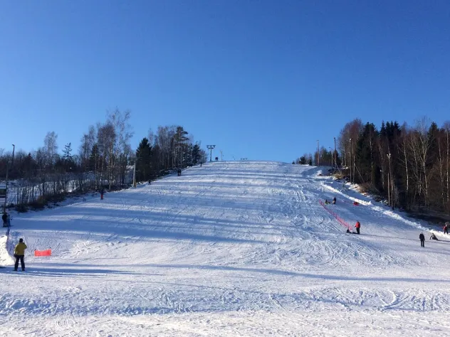 Vy från slutet av backen vid Germundö Alpin en solig dag.