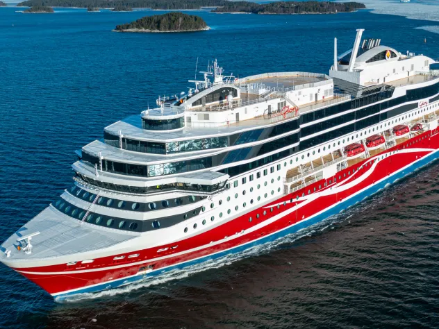Drönarbild av Viking Glory i Ålands och Åbolands skärgård.