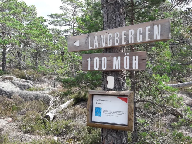 Skylt vid vandringsleden Långbergen på Åland.
